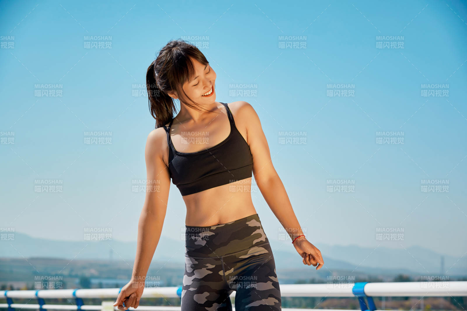 户外河畔公园做拉伸有氧运动的亚洲女性图片