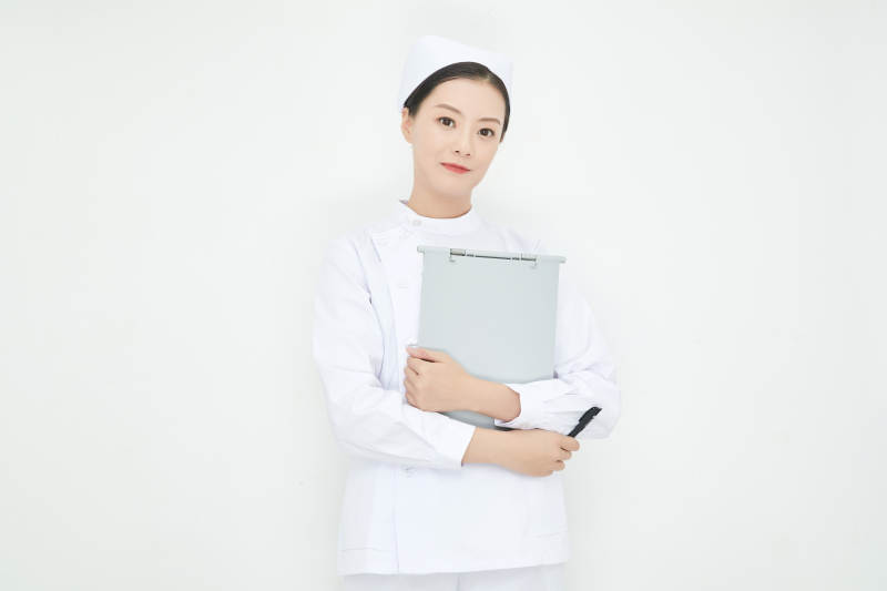 白背景里穿护士服手持病历夹的美女护士图片