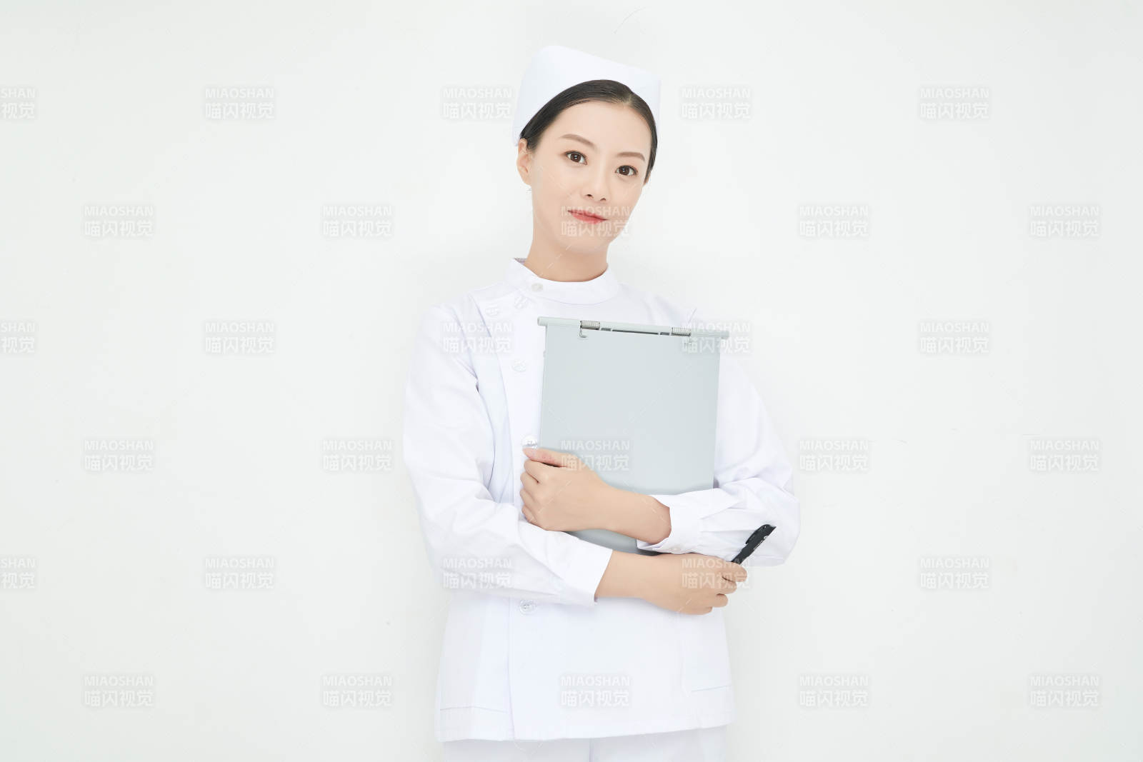 白背景里穿护士服手持病历夹的美女护士图片