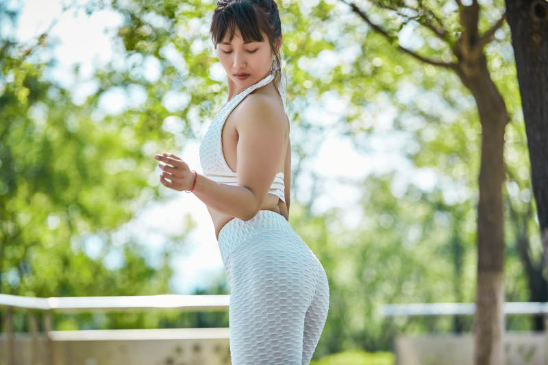 湖畔公园做瑜伽动作的亚洲年轻女性图片