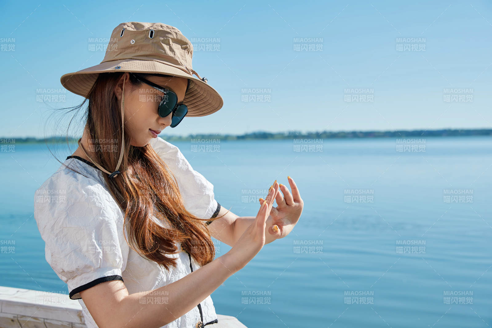 在湖畔木制帆船上的亚洲美女图片