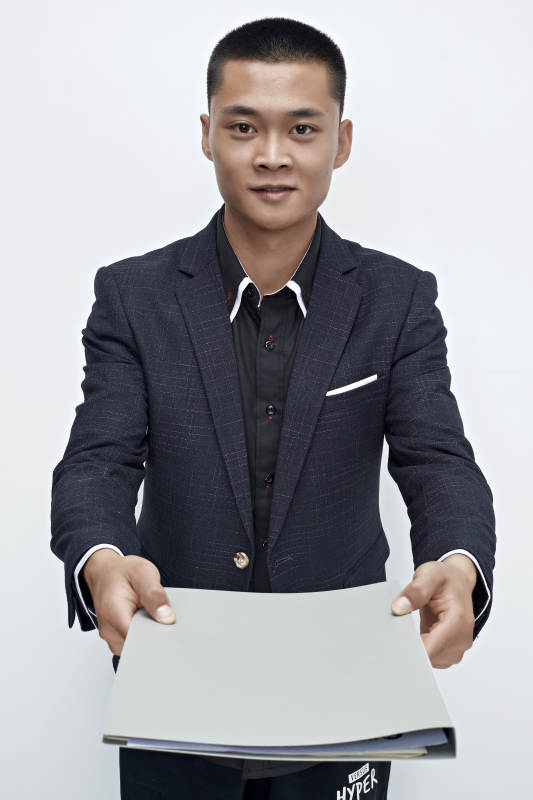 白色背景下的商务男士形象图片