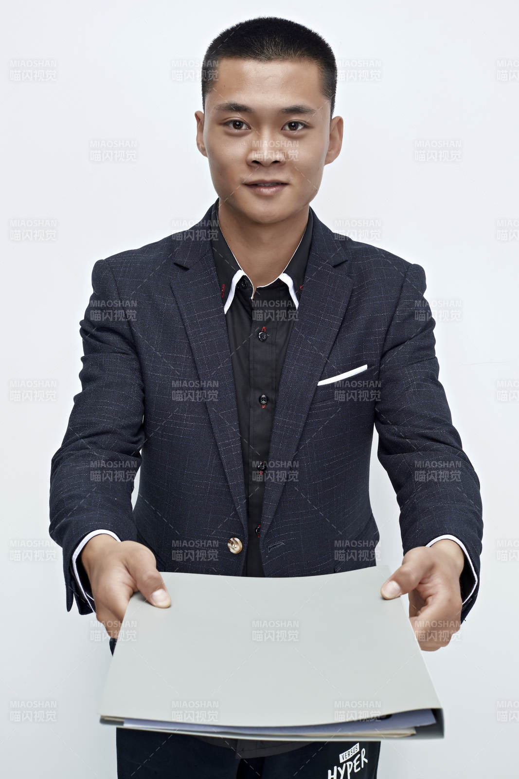 白色背景下的商务男士形象图片