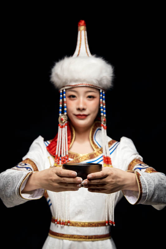 穿着蒙古族服饰的亚洲青年女性图片