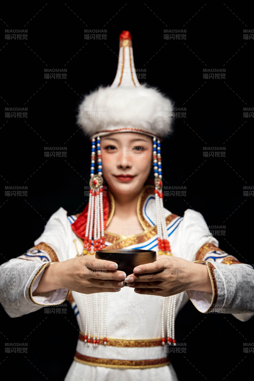 穿着蒙古族服饰的亚洲青年女性图片