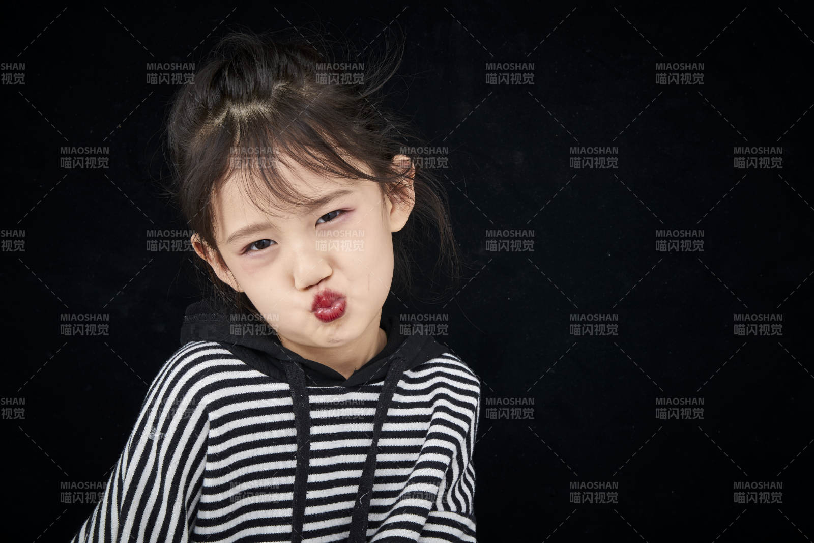 黑色背景的调皮可爱的亚洲小女孩儿童图片