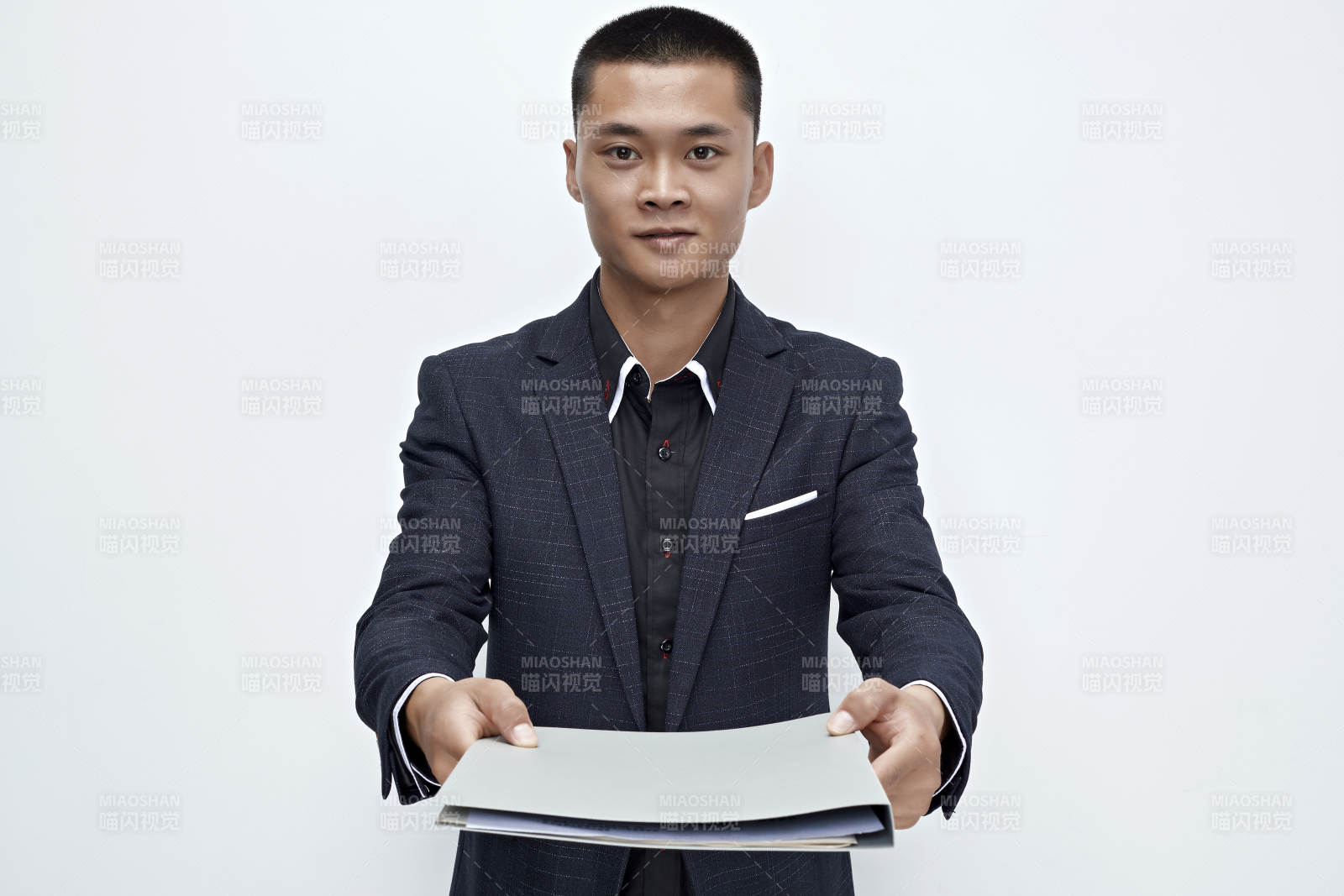 白色背景下的商务男士形象图片