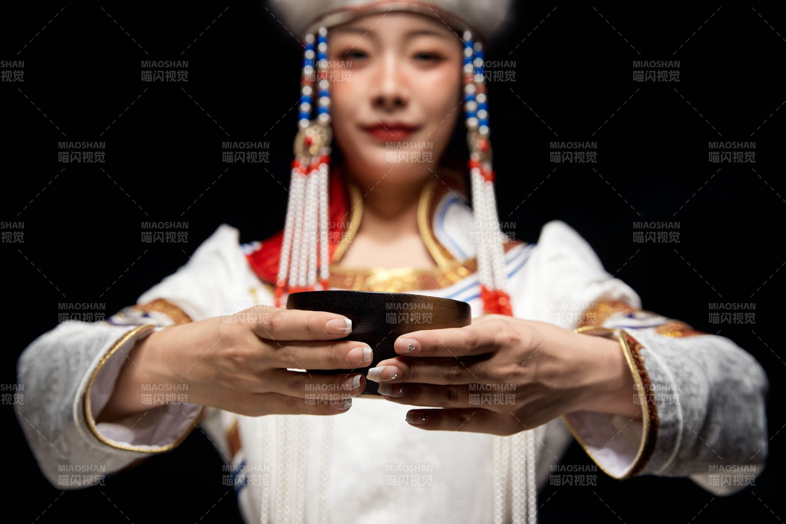 穿着蒙古族服饰的亚洲青年女性图片