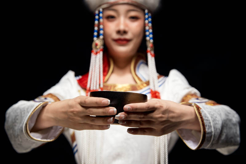 穿着蒙古族服饰的亚洲青年女性图片