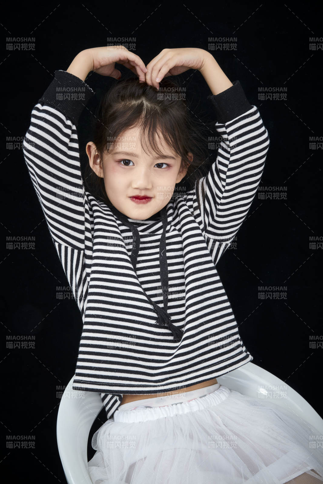 黑色背景的调皮可爱的亚洲小女孩儿童图片