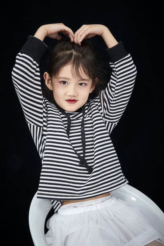 黑色背景的调皮可爱的亚洲小女孩儿童图片
