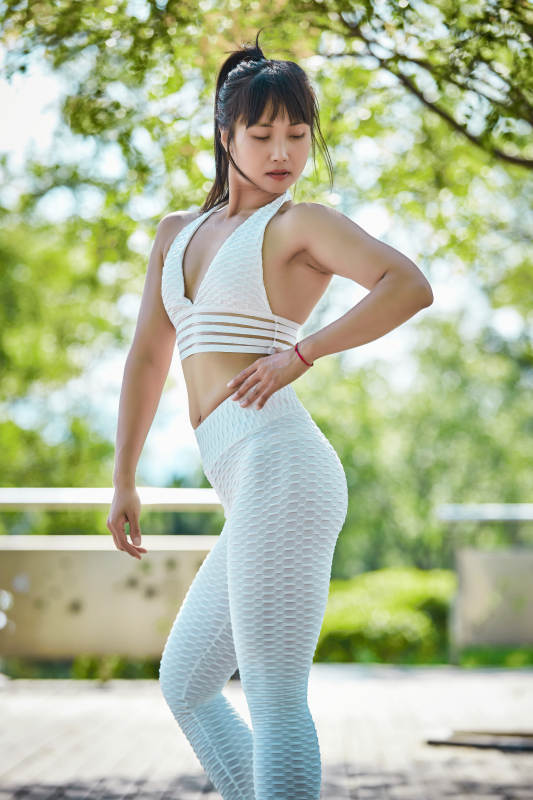 湖畔公园做瑜伽动作的亚洲年轻女性图片