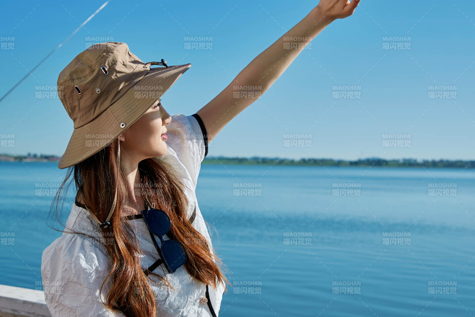 在湖畔木制帆船上的亚洲美女图片