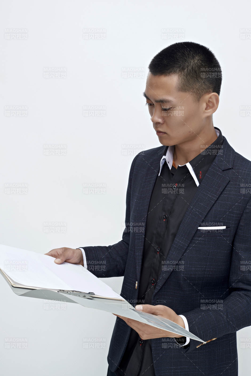 白色背景下的商务男士形象图片