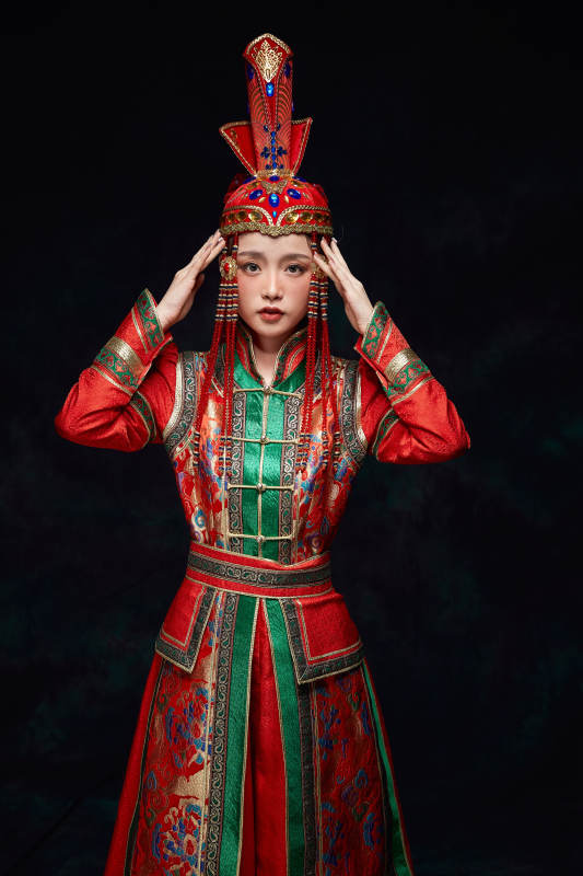 穿着蒙古族服饰的亚洲青年女性图片