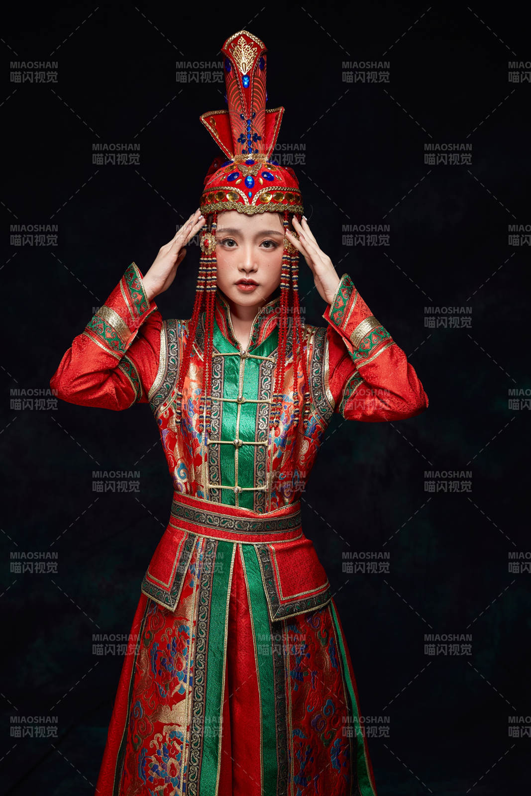 穿着蒙古族服饰的亚洲青年女性图片