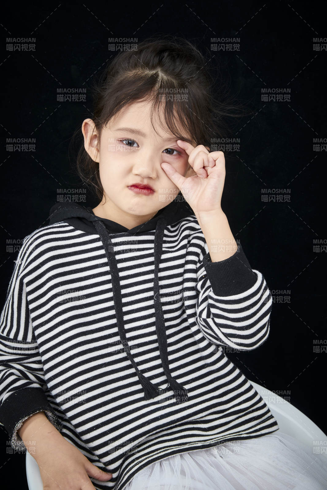 黑色背景的调皮可爱的亚洲小女孩儿童图片