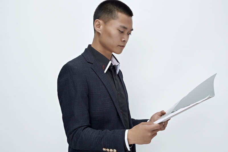 白色背景下的商务男士形象图片