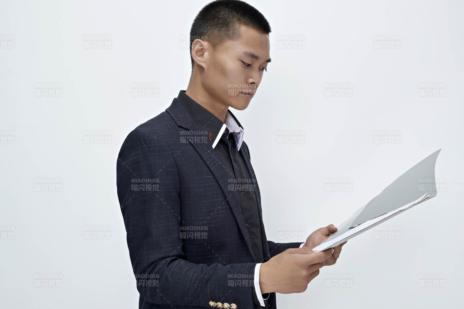 白色背景下的商务男士形象图片