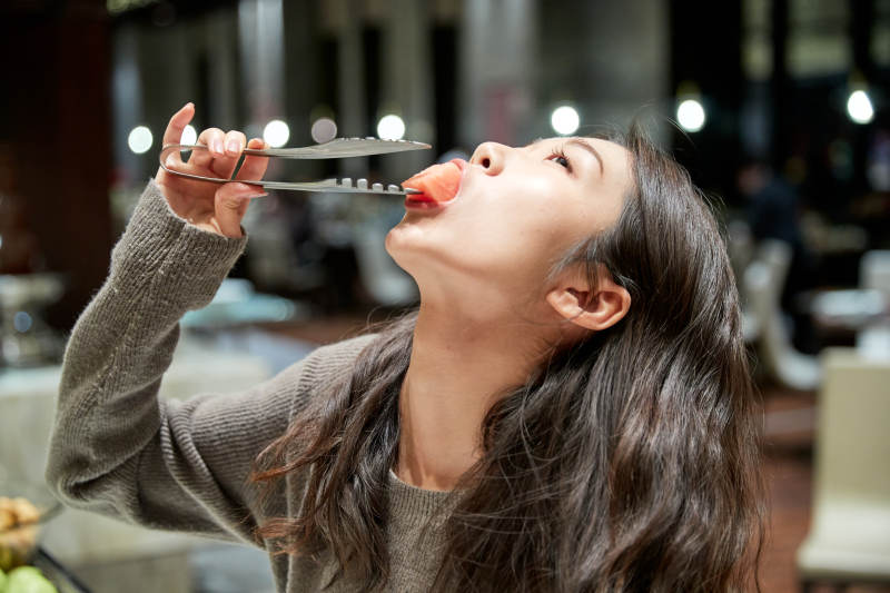 在酒店自助餐厅大吃特吃的亚洲可爱闺蜜少女图片