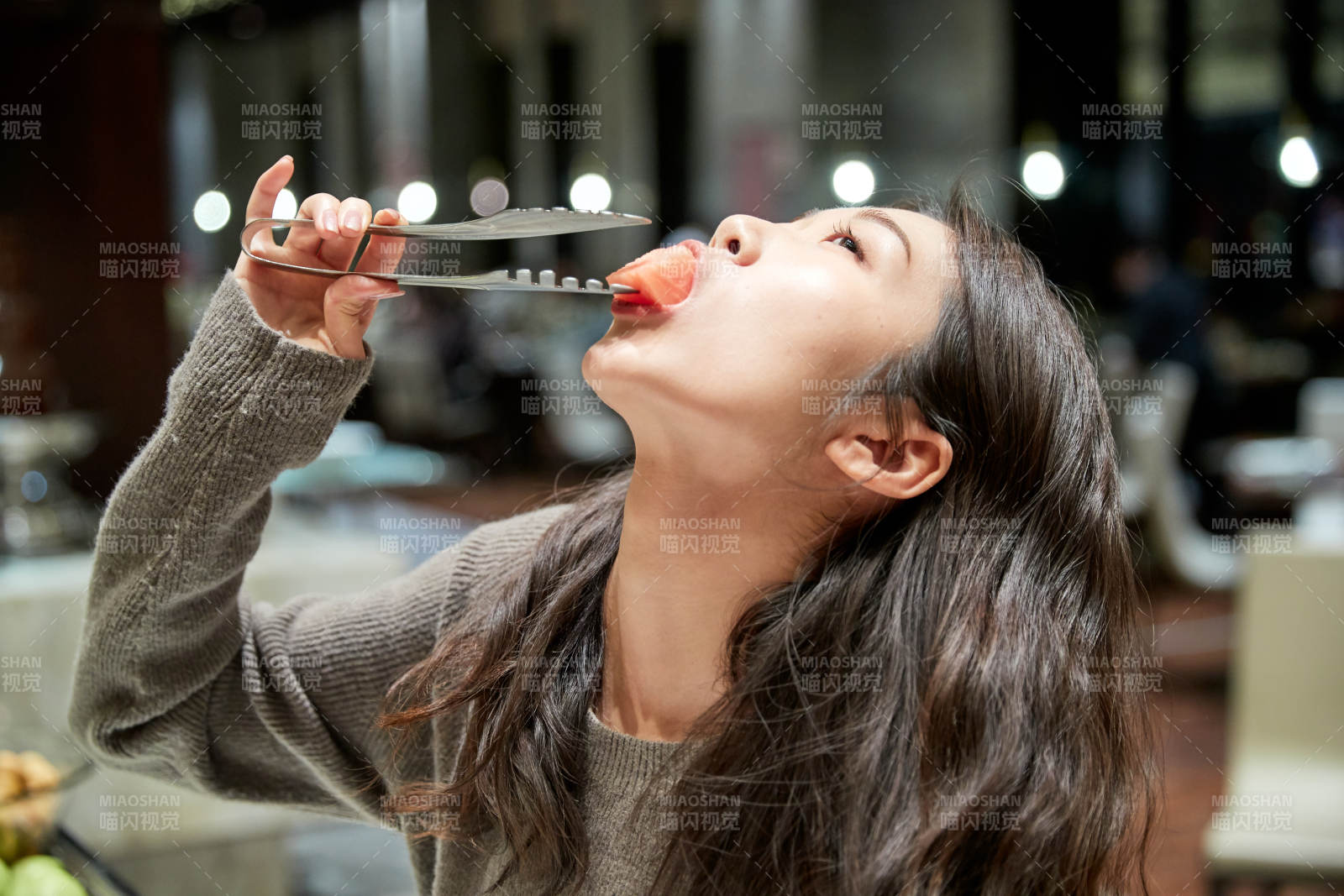 在酒店自助餐厅大吃特吃的亚洲可爱闺蜜少女图片