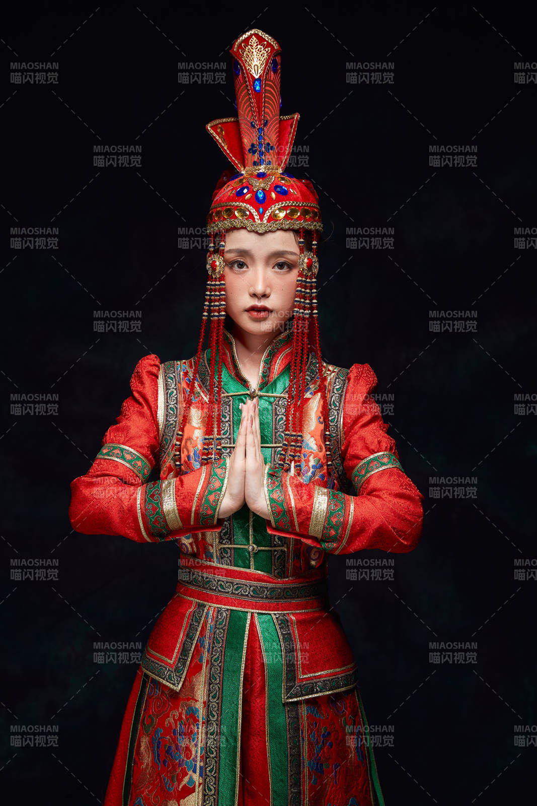 穿着蒙古族服饰的亚洲青年女性图片