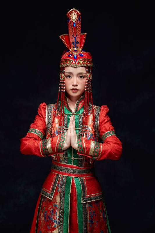 穿着蒙古族服饰的亚洲青年女性图片