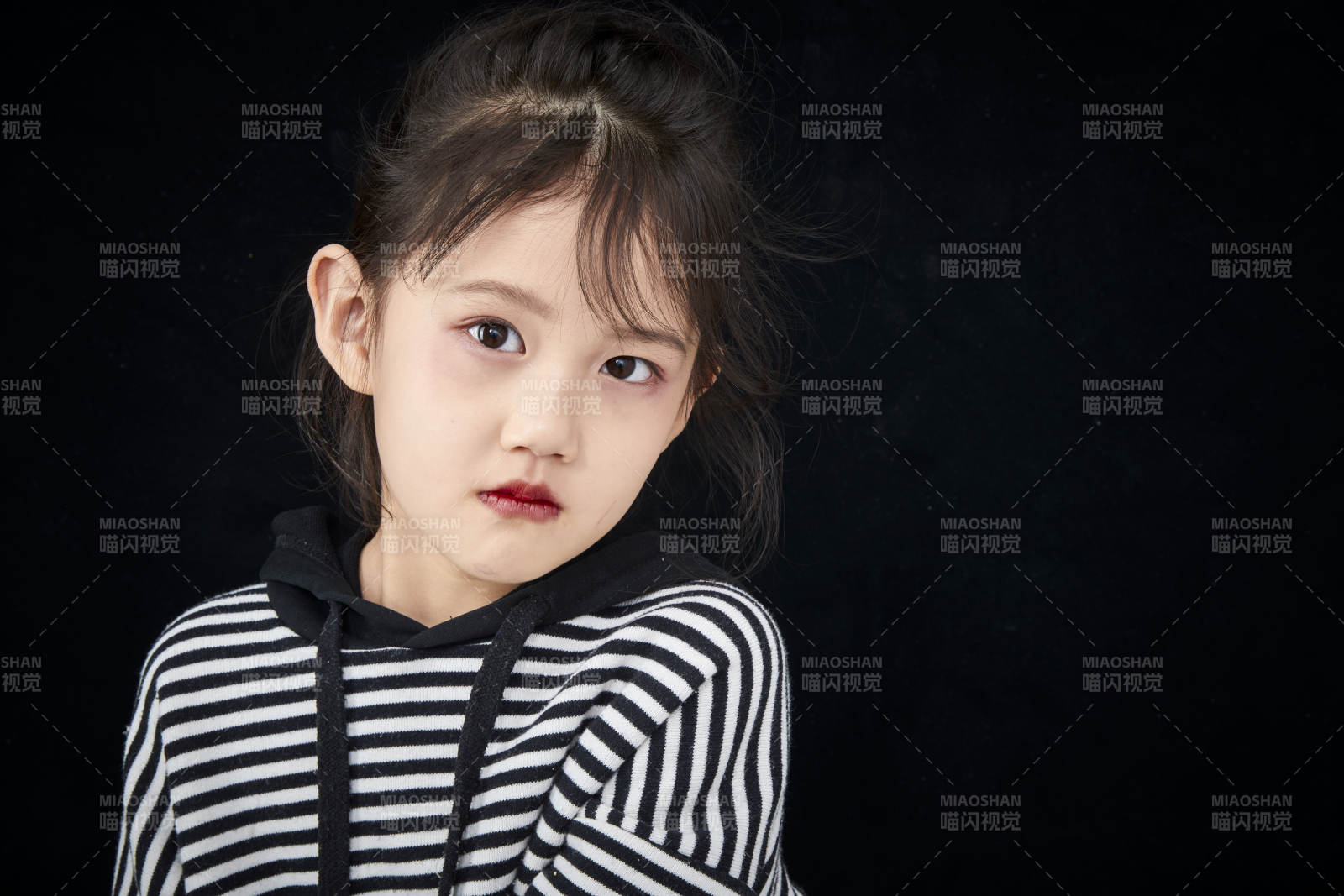 黑色背景的调皮可爱的亚洲小女孩儿童图片