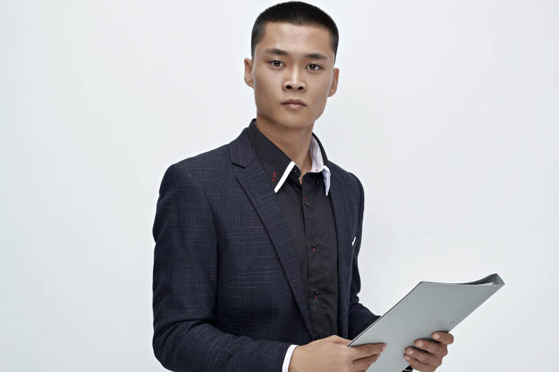 白色背景下的商务男士形象图片