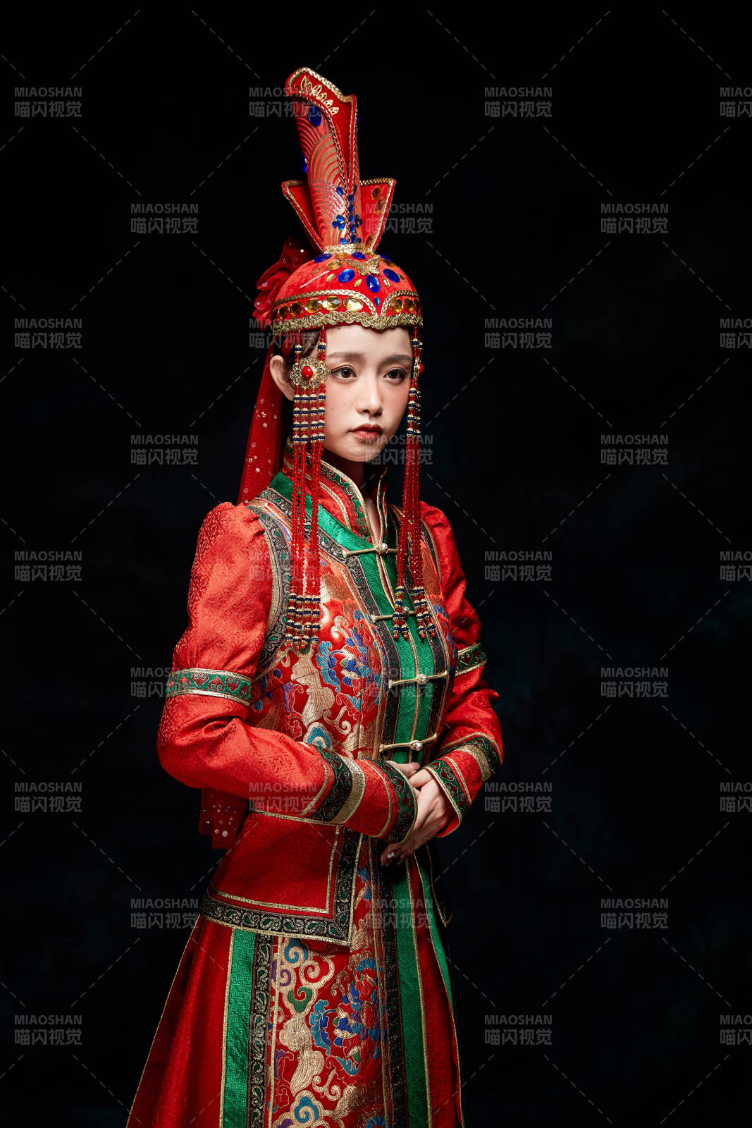 穿着蒙古族服饰的亚洲青年女性图片