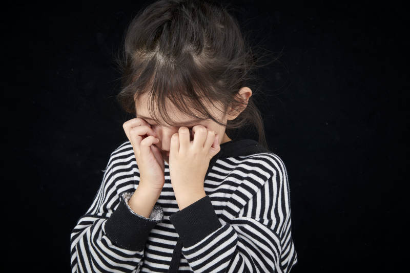 黑色背景的调皮可爱的亚洲小女孩儿童图片