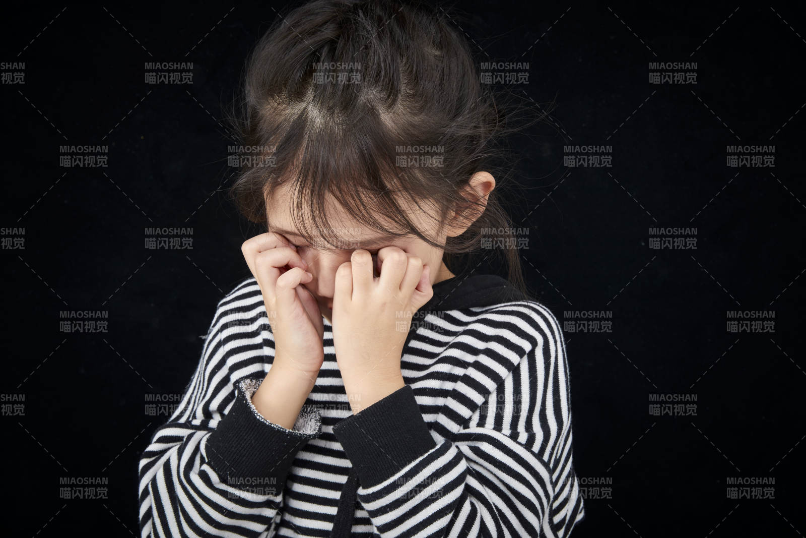 黑色背景的调皮可爱的亚洲小女孩儿童图片