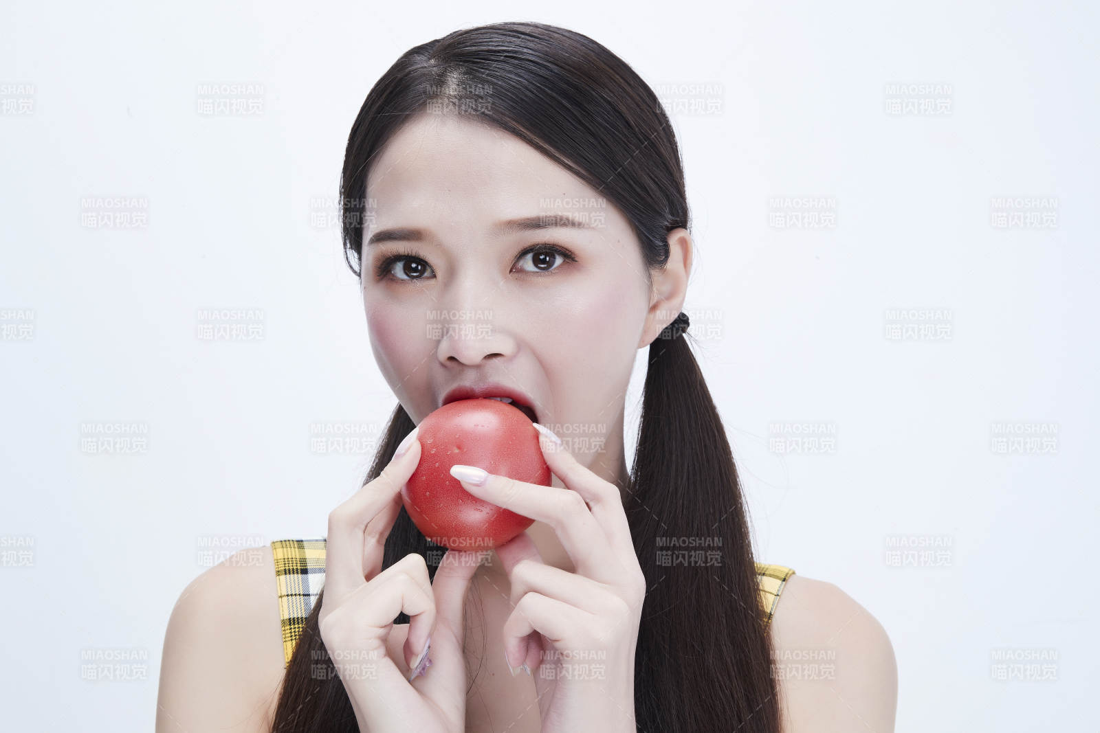 啃咬番茄身穿格子吊带裙的亚洲可爱少女人像图片