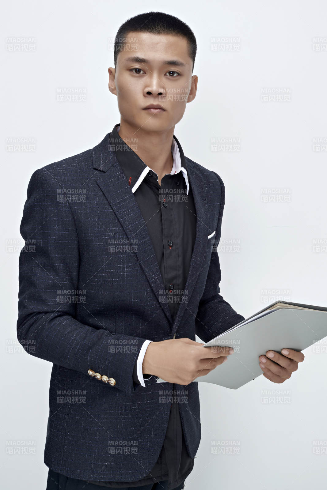 白色背景下的商务男士形象图片