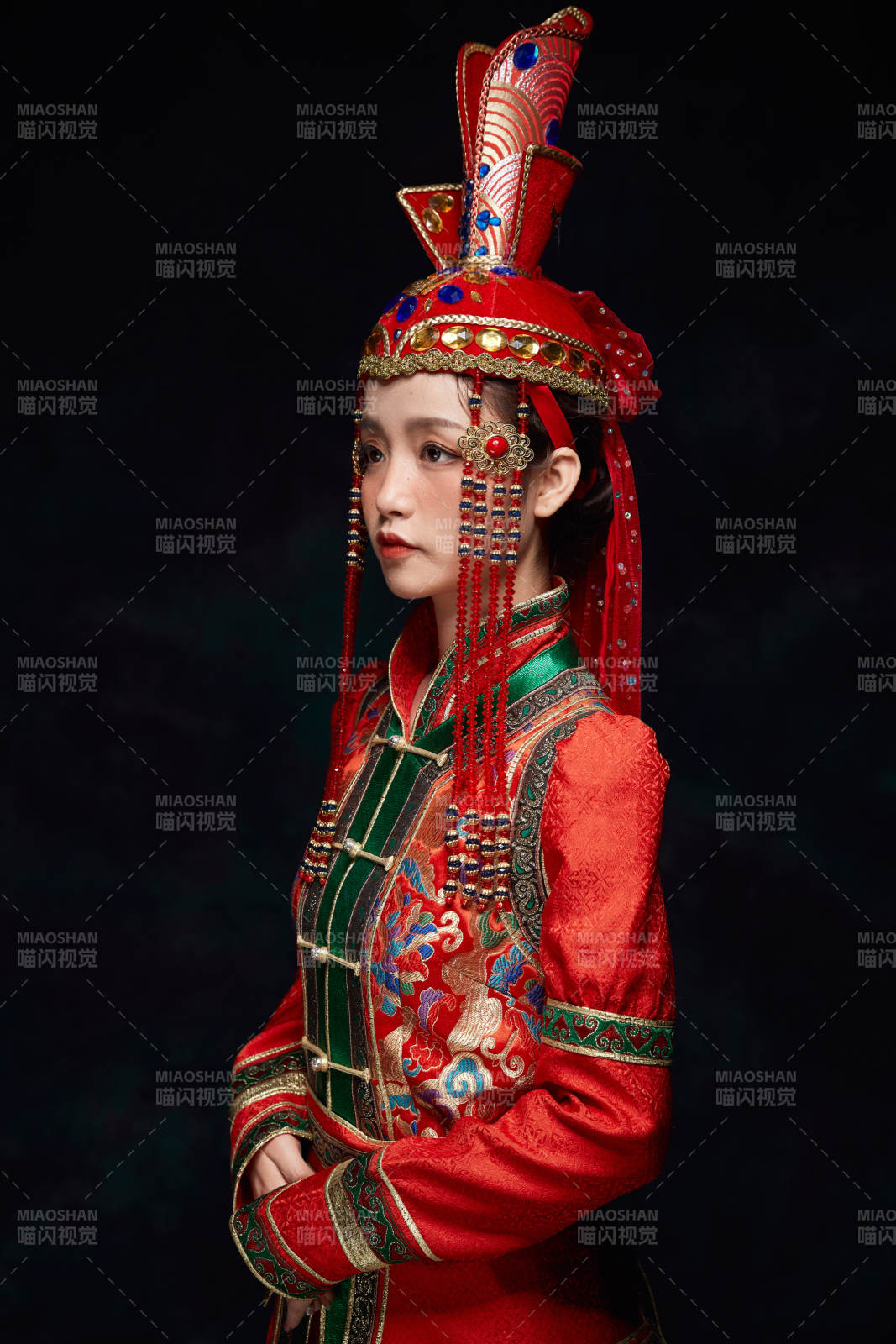 穿着蒙古族服饰的亚洲青年女性图片