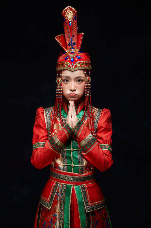 穿着蒙古族服饰的亚洲青年女性图片