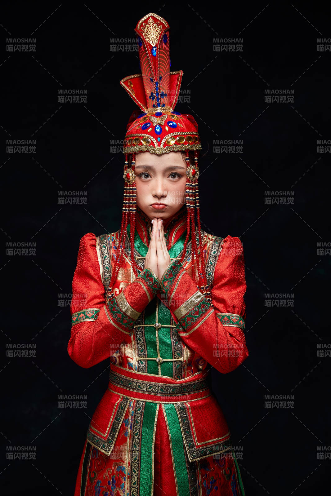 穿着蒙古族服饰的亚洲青年女性图片