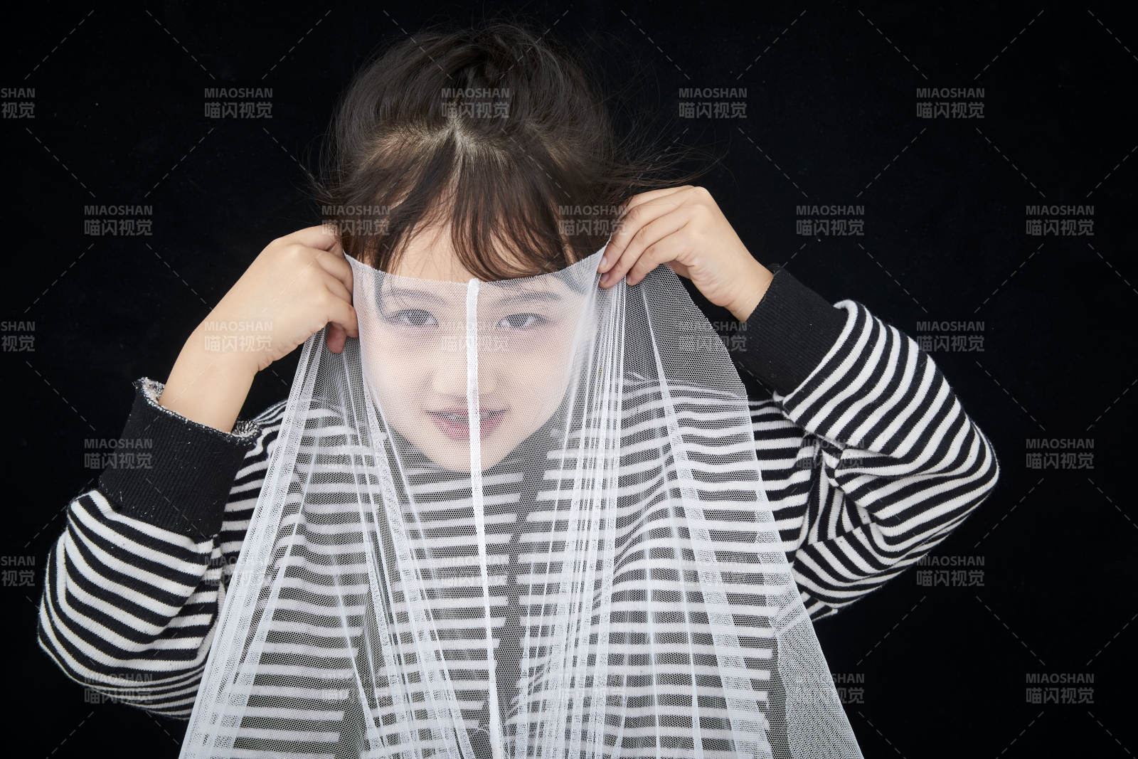 黑色背景的调皮可爱的亚洲小女孩儿童图片