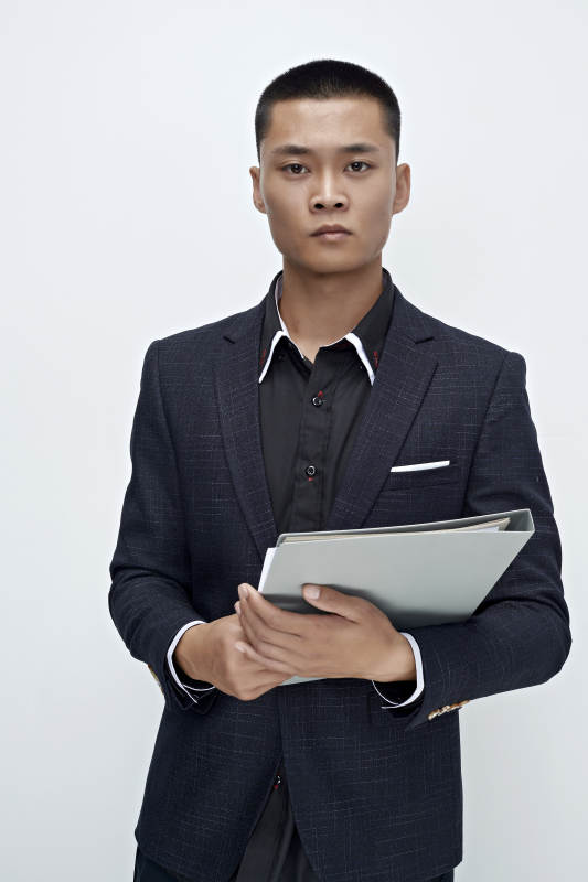 白色背景下的商务男士形象图片