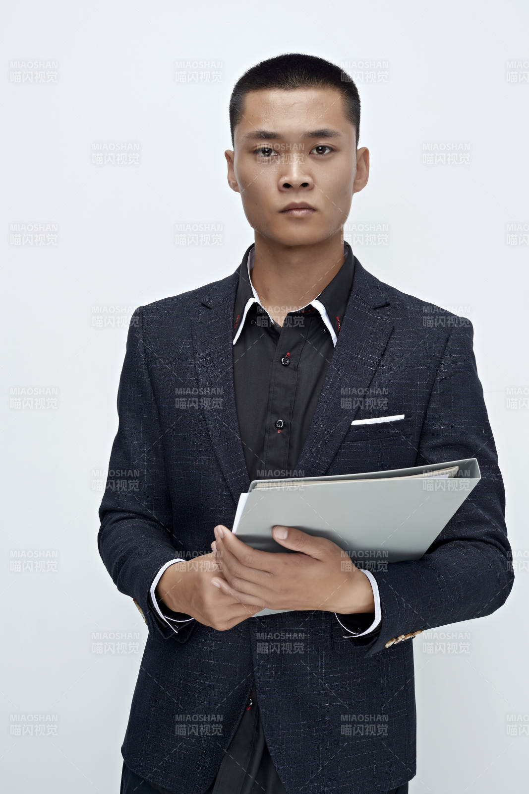 白色背景下的商务男士形象图片
