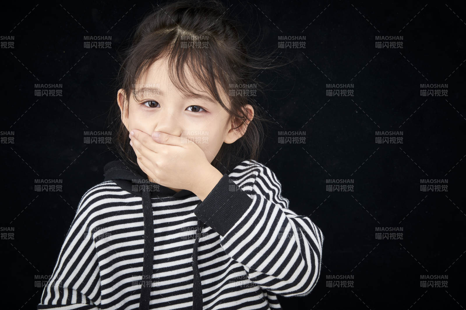 黑色背景的调皮可爱的亚洲小女孩儿童图片