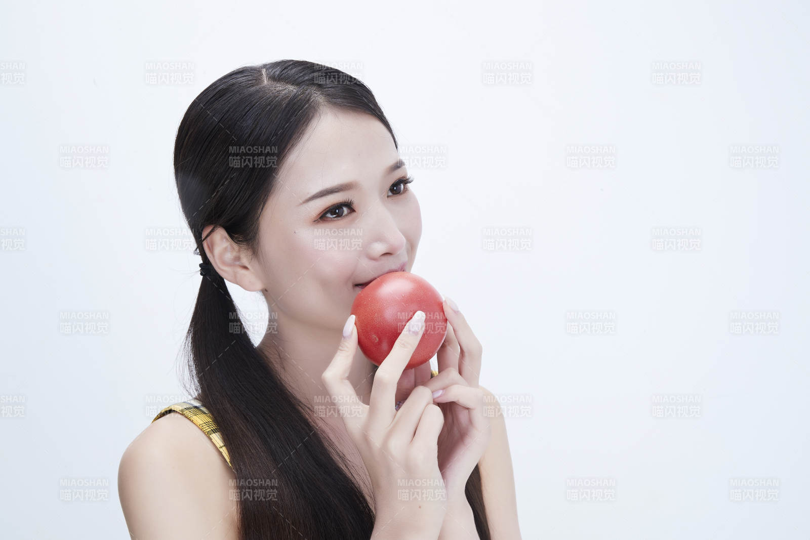 啃咬番茄身穿格子吊带裙的亚洲可爱少女人像图片