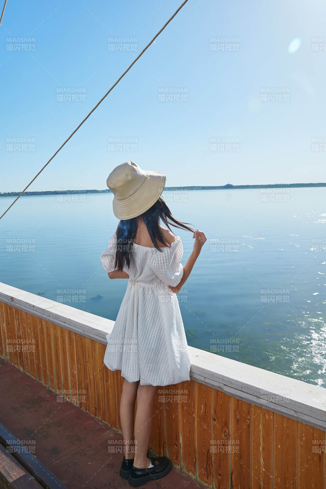 在湖畔木制帆船上的亚洲美女图片