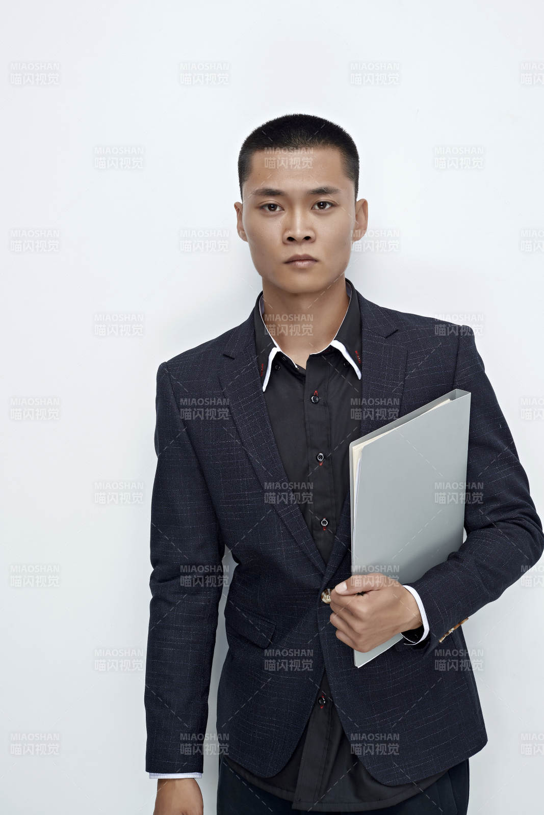 白色背景下的商务男士形象图片