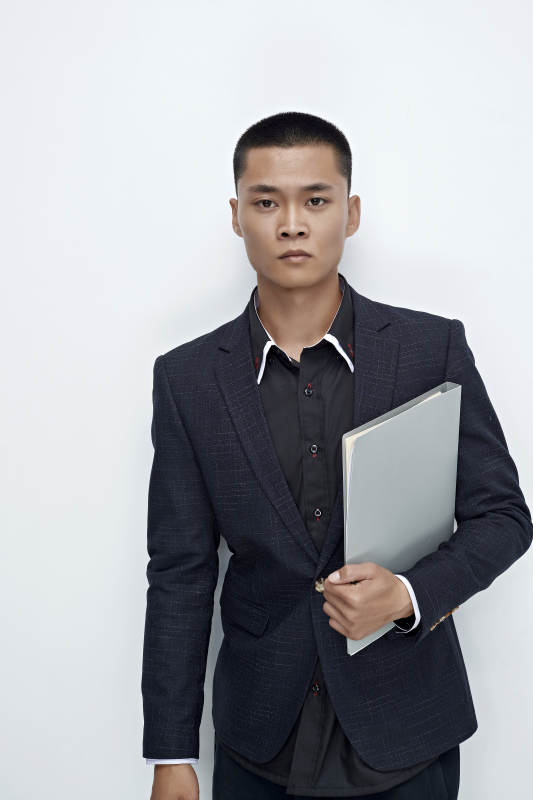 白色背景下的商务男士形象图片