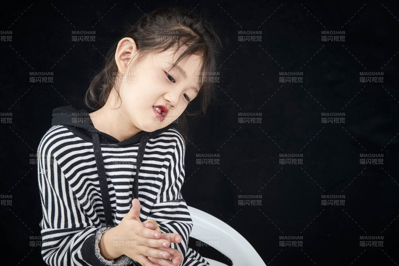 黑色背景的调皮可爱的亚洲小女孩儿童图片