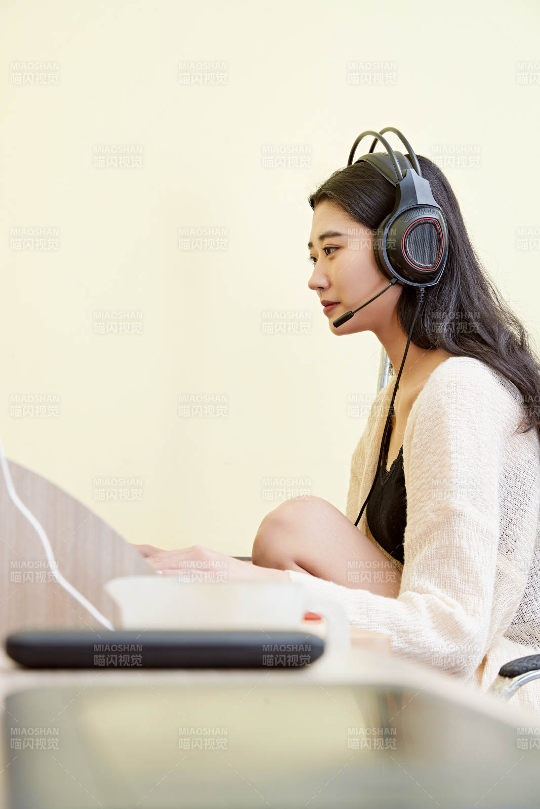 在家里坐在椅子上打游戏的美丽女孩图片