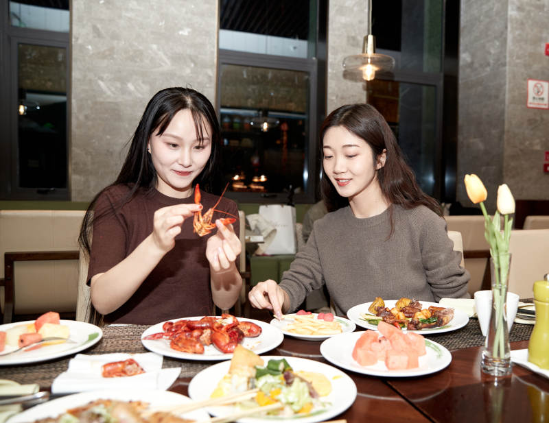 在酒店自助餐厅大吃特吃的亚洲可爱闺蜜少女图片