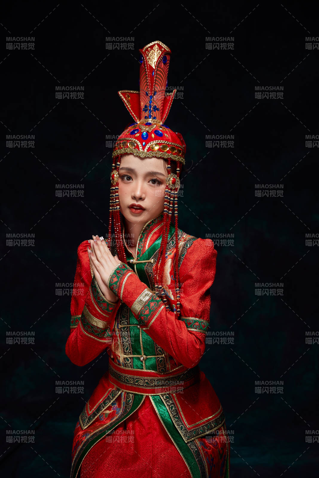 穿着蒙古族服饰的亚洲青年女性图片