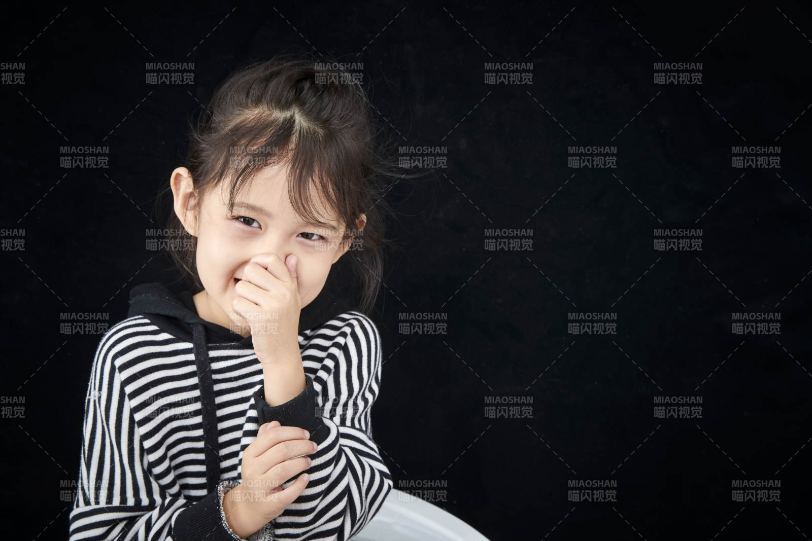 黑色背景的调皮可爱的亚洲小女孩儿童图片